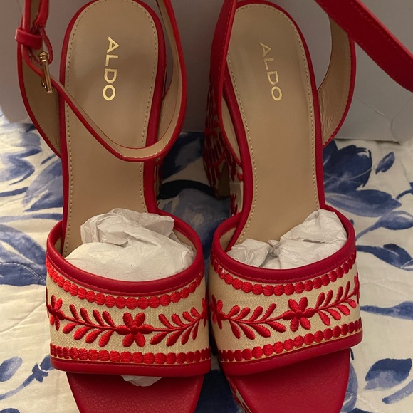 Aldo’s peep toe platforms edge Sandals - Picture 3 of 8